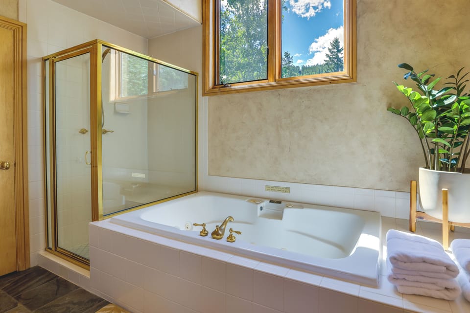 Walk to Ski Lifts: Townhome w/ Hot Tub in Keystone Apartment in Keystone