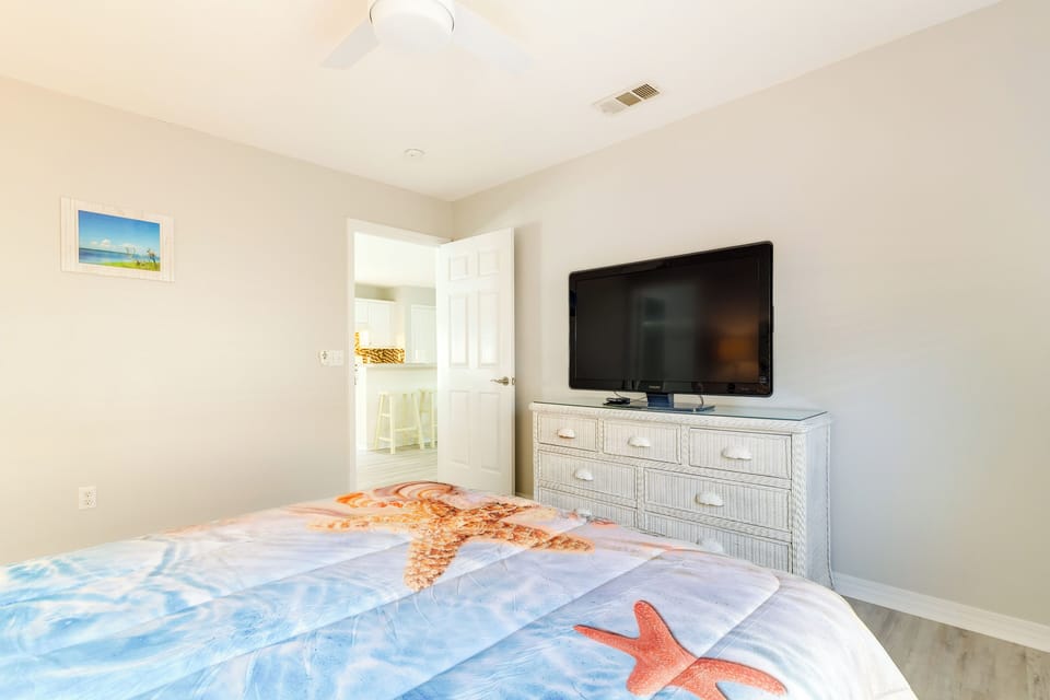 Fenced & Private Backyard: Navarre Retreat Cottage in Florida