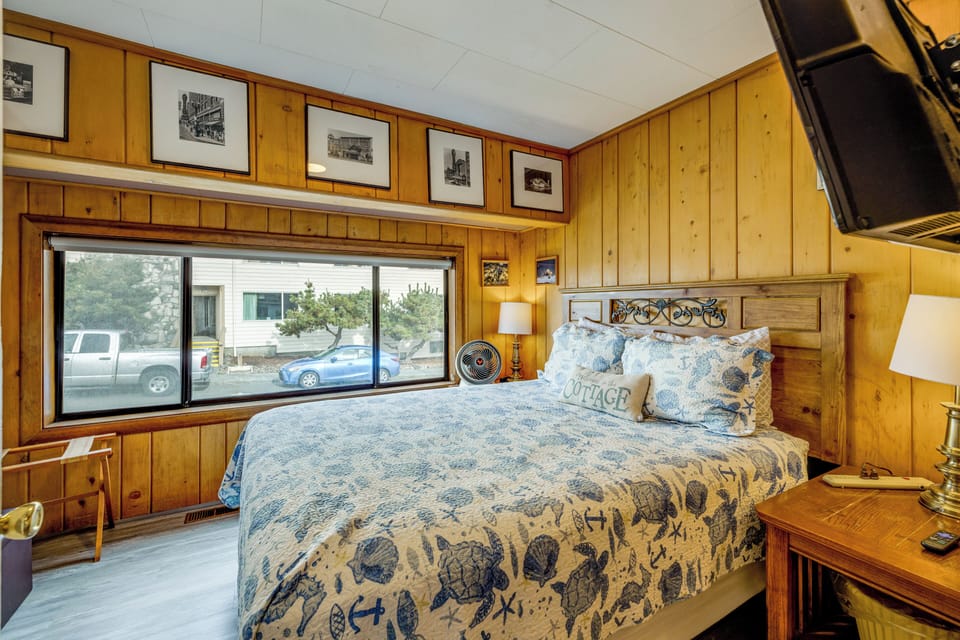 Beachfront Cottage on Seaside Promenade w/ Hot Tub Cottage in Seaside