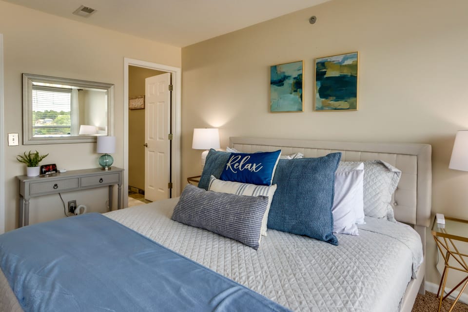 Lake Views + Pool Access: Condo in Osage Beach! Apartment in Osage Beach