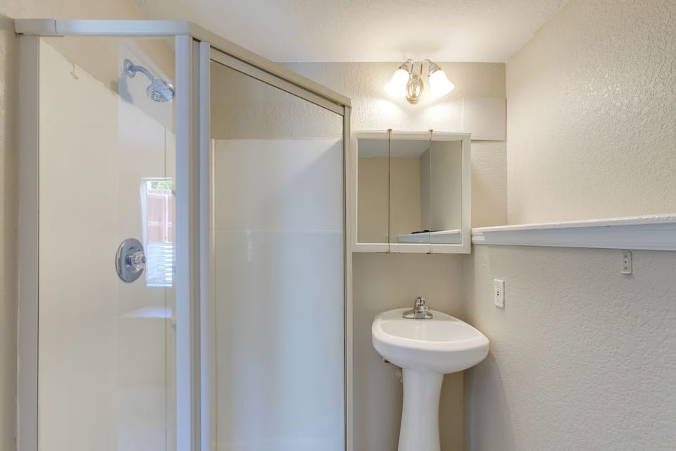 Spacious Aurora Home: 20 Mi to Downtown Denver! Cottage in Aurora