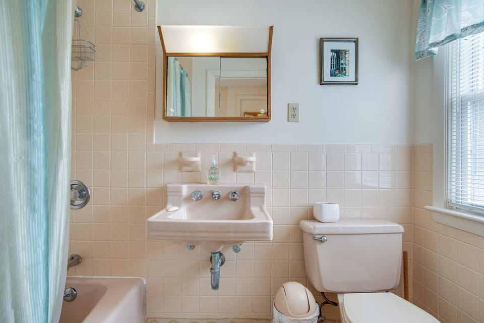 Walk to Beach: Chatham Gem w/ Ocean-view Sunroom! Cottage in Harwich