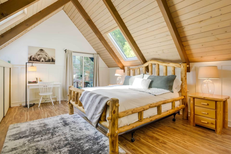 Steps to Lake Arrowhead: Cabin w/ Full Lake Access Cottage in Lake Arrowhead