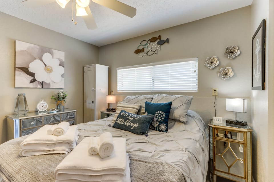 Pool Access & Lake View: Osage Beach Condo! Apartment in Lake of the Ozarks
