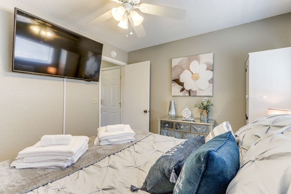 Pool Access & Lake View: Osage Beach Condo! Apartment in Lake of the Ozarks