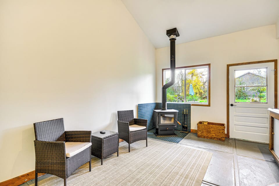 Modern Home w/ Spacious Yard in Beaverton! Cottage in Beaverton