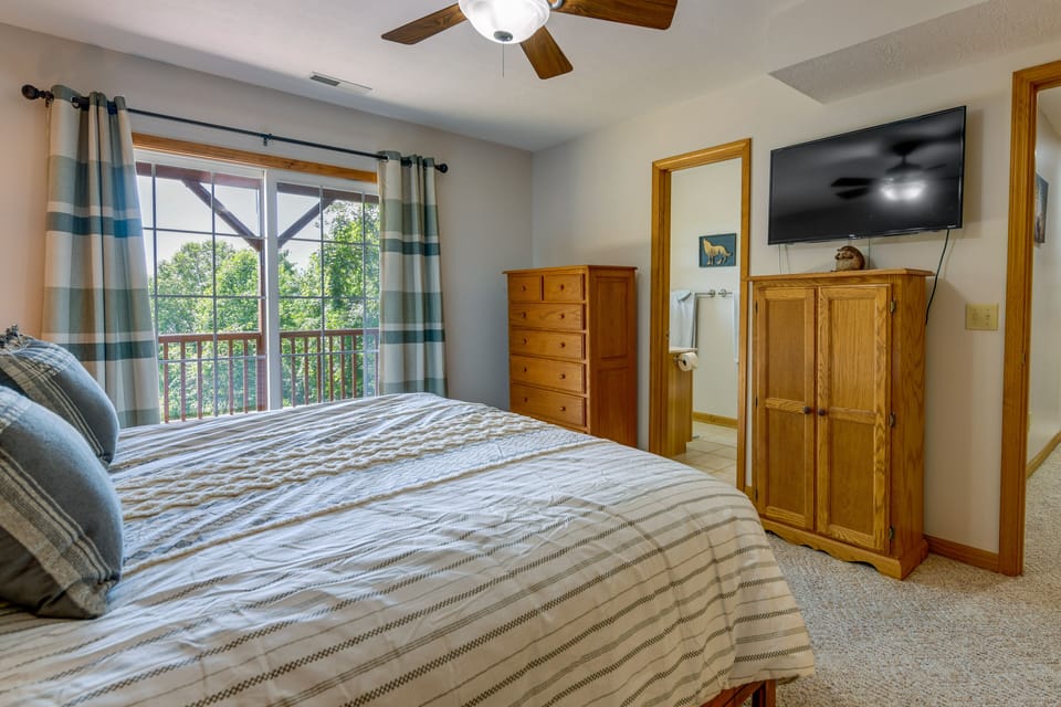 Mtn-view Escape w/ Hot Tub, 9 Mi to Skiing! Cottage in Maggie Valley