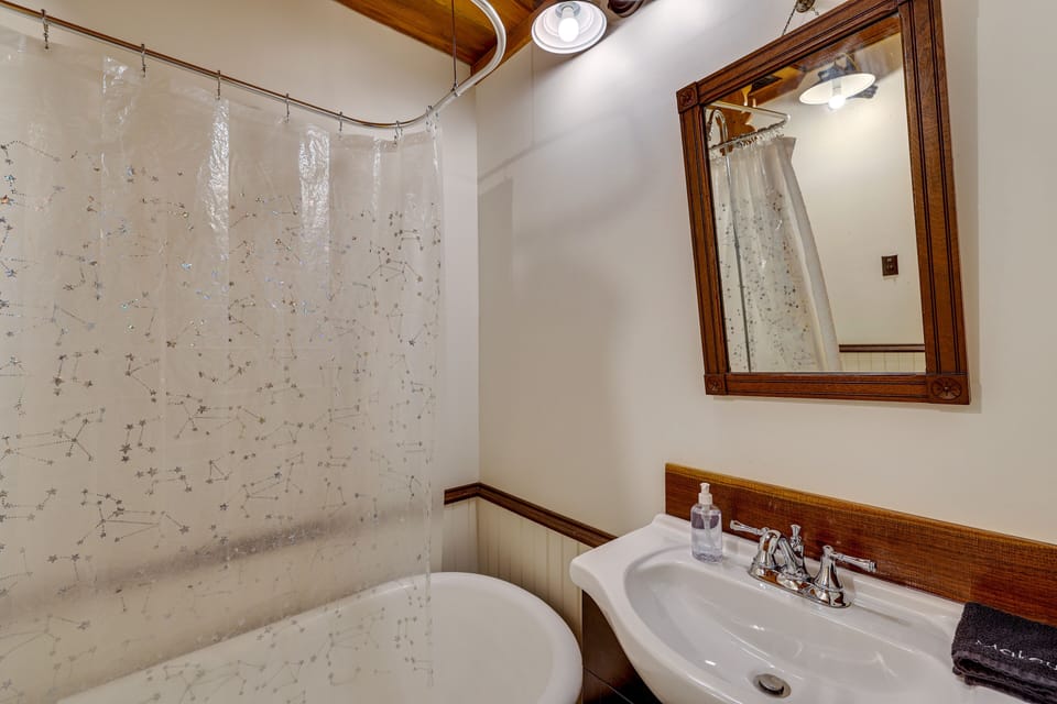 Pet-friendly Eureka Springs Rental w/ Private Deck Cottage in Eureka Springs