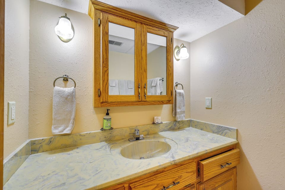 Ozark Mountain View Retreat w/ Hot Tub! Cottage in Carroll County