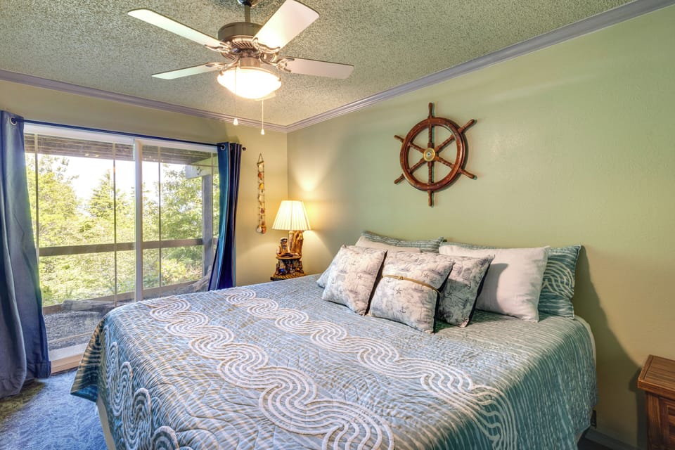 < 1 Mi to Port of Alsea: Inviting Gem w/ Views! Cottage in Waldport