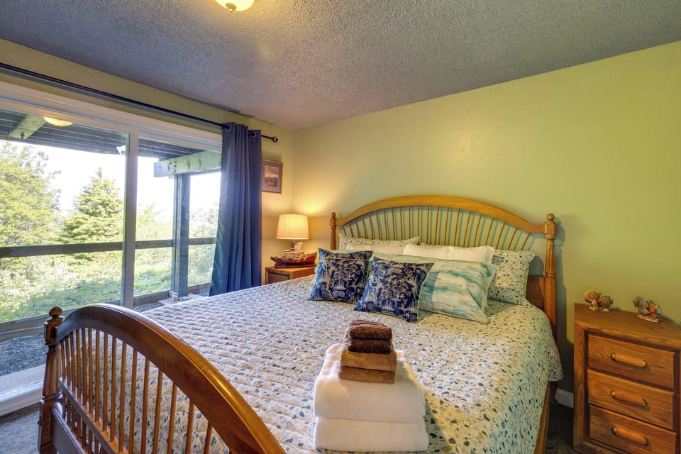 < 1 Mi to Port of Alsea: Inviting Gem w/ Views! Cottage in Waldport