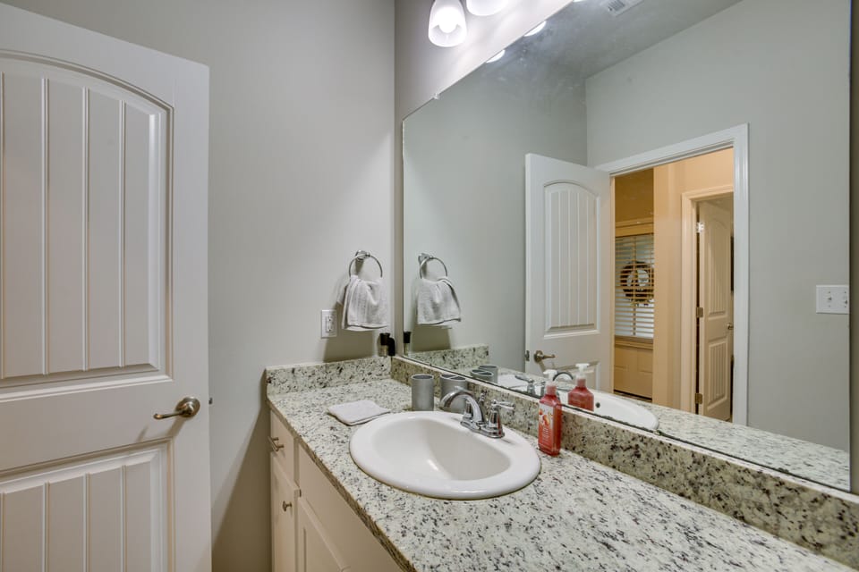 Baton Rouge Vacation Rental: 5 Mi to Lsu! Cottage in Baton Rouge