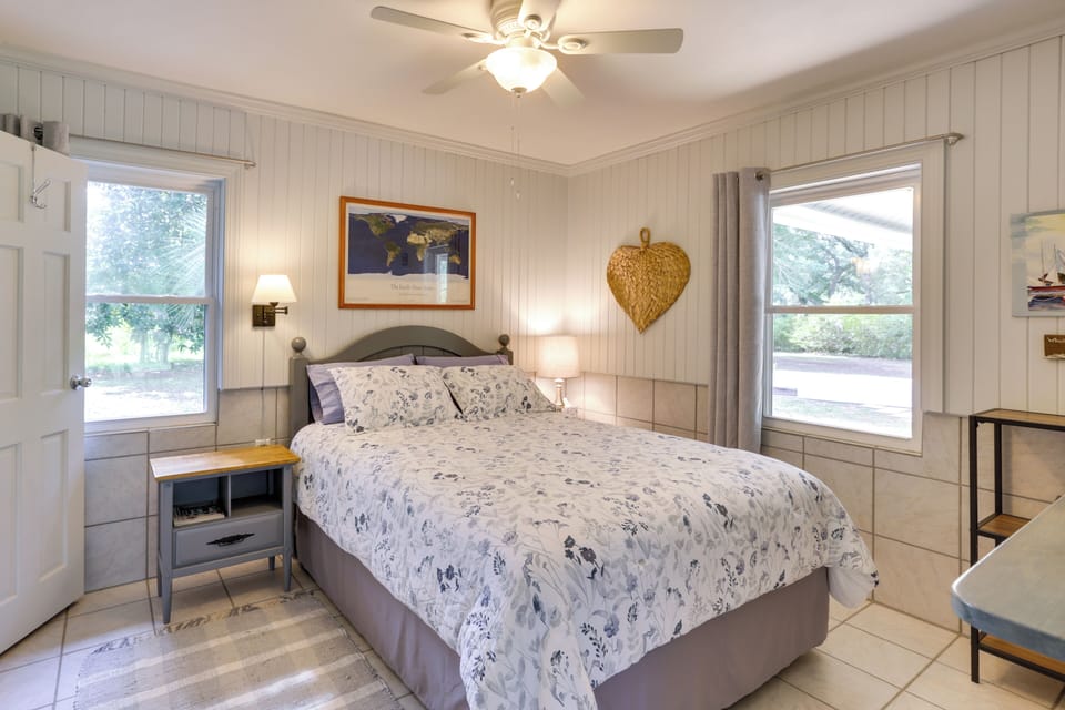 Riverfront Florida Escape w/ Grill & Fire Pit! Cottage in Florida