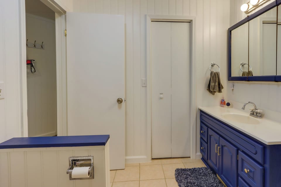 Dock + Screened Porch: Lake of the Ozarks Getaway! Cottage in Lake of the Ozarks