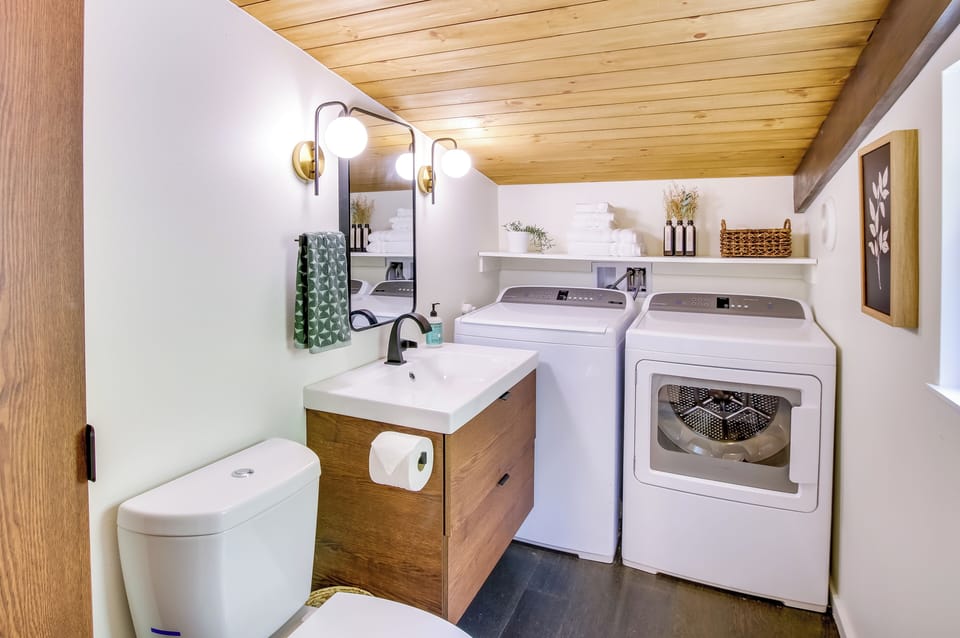 Whidbey Island Oasis: Walk to Beach, Hot Tub, View Cottage in Greenbank