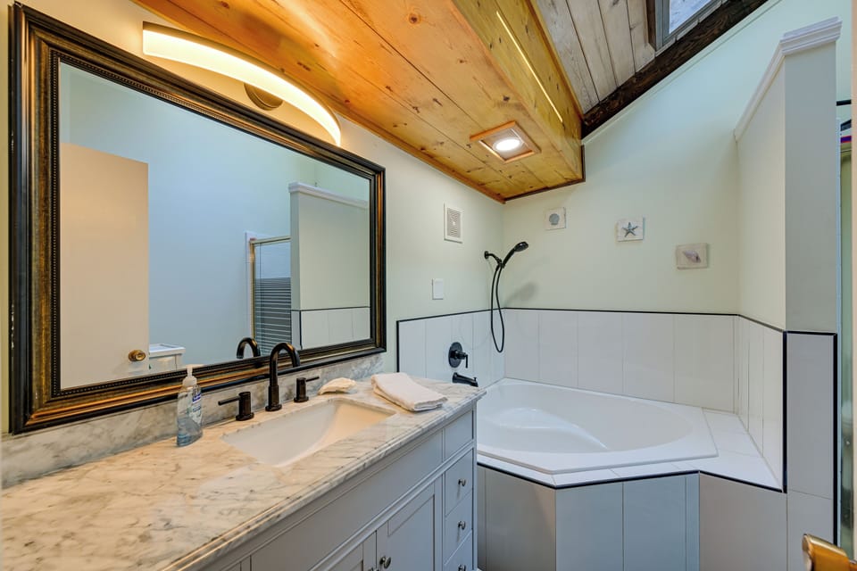 Private Beach at Waterfront Harstine Island Escape Cottage in Puget Sound