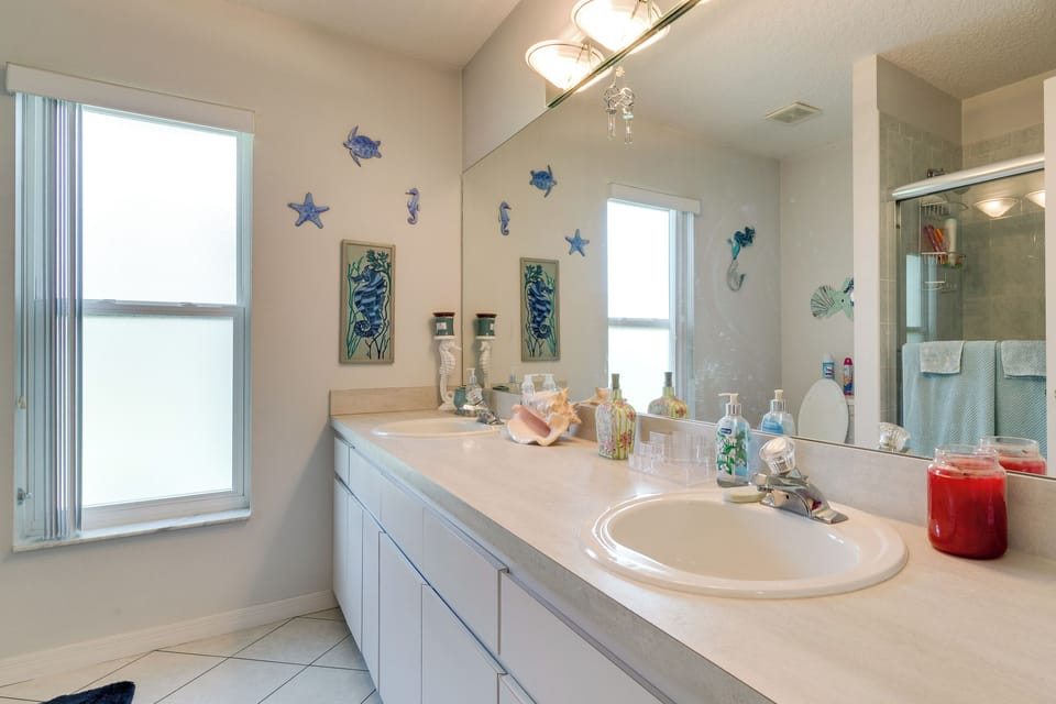 Pool, Grill & Golf Course Views: Spring Hill Stay! Cottage in Spring Hill