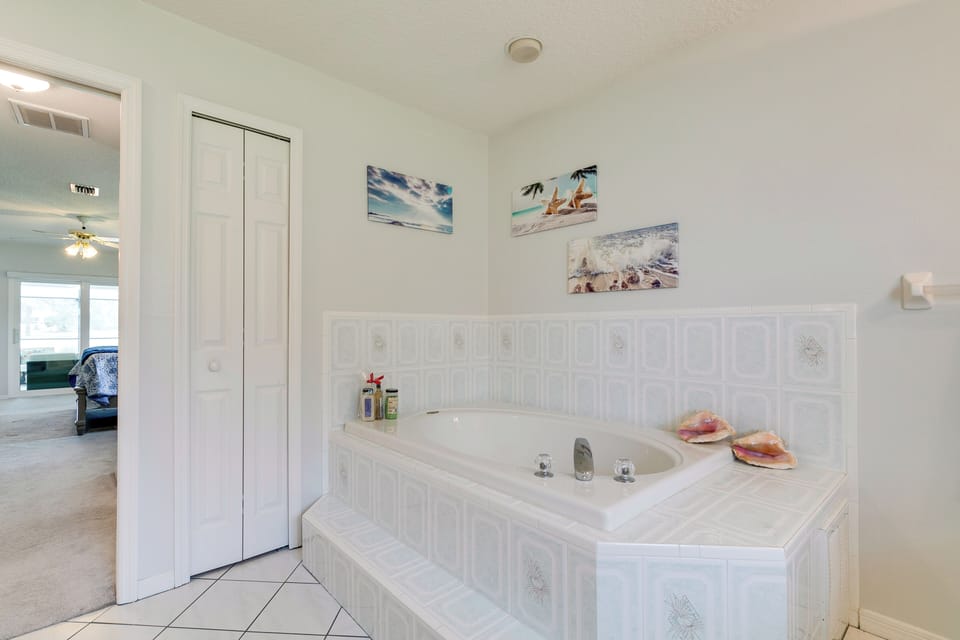 Pool, Grill & Golf Course Views: Spring Hill Stay! Cottage in Spring Hill