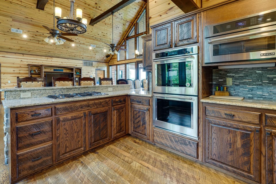 House (5 Bedrooms) | Private kitchen | Microwave, oven, stovetop, dishwasher