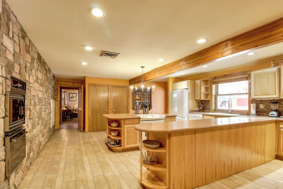 House (5 Bedrooms) | Interior