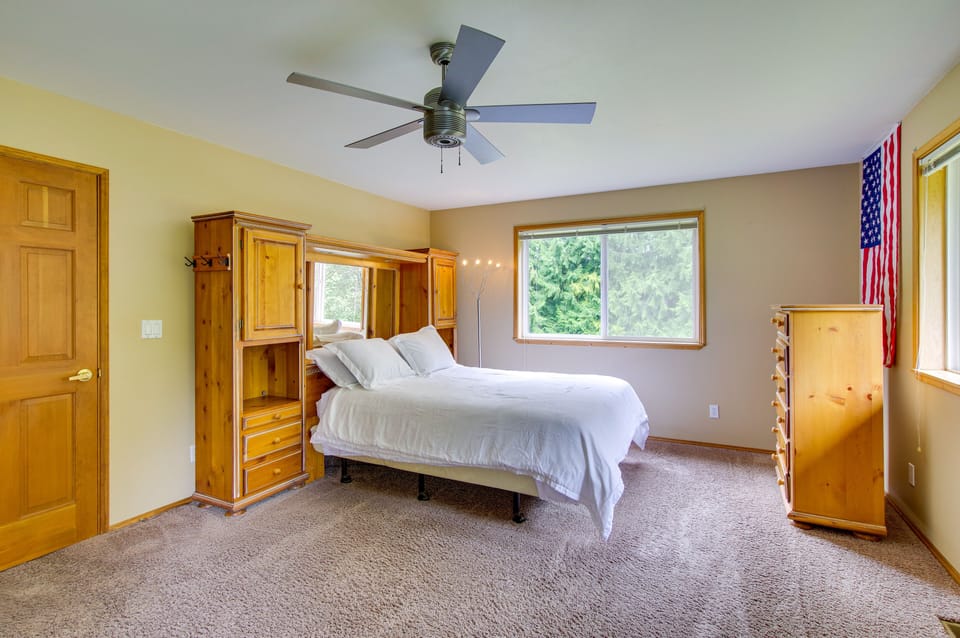 Riverfront Rental w/ Deck: 4 Mi to Wallace Falls! Cottage in Washington
