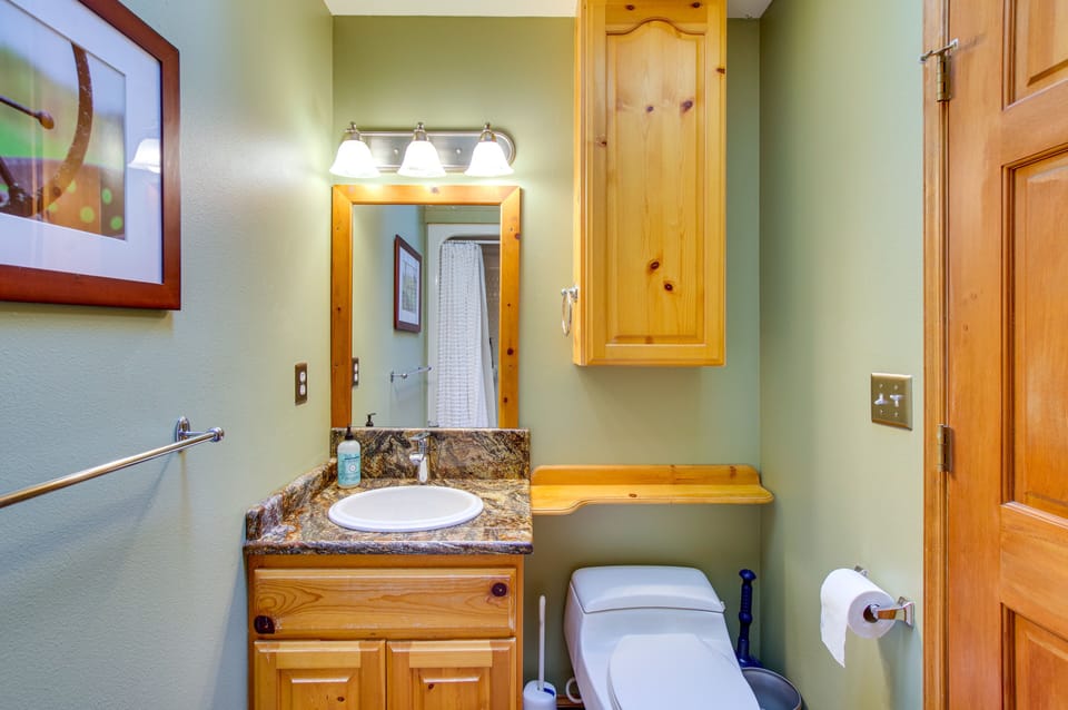 Riverfront Rental w/ Deck: 4 Mi to Wallace Falls! Cottage in Washington