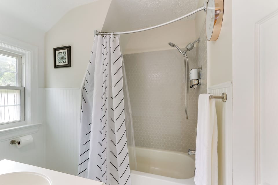 Chic Front Royal Retreat Near Shenandoah River! Cottage in Front Royal