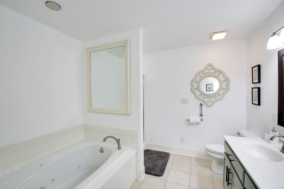 Lakefront Hot Springs Condo w/ Dock Access & Views Apartment in Lake Hamilton