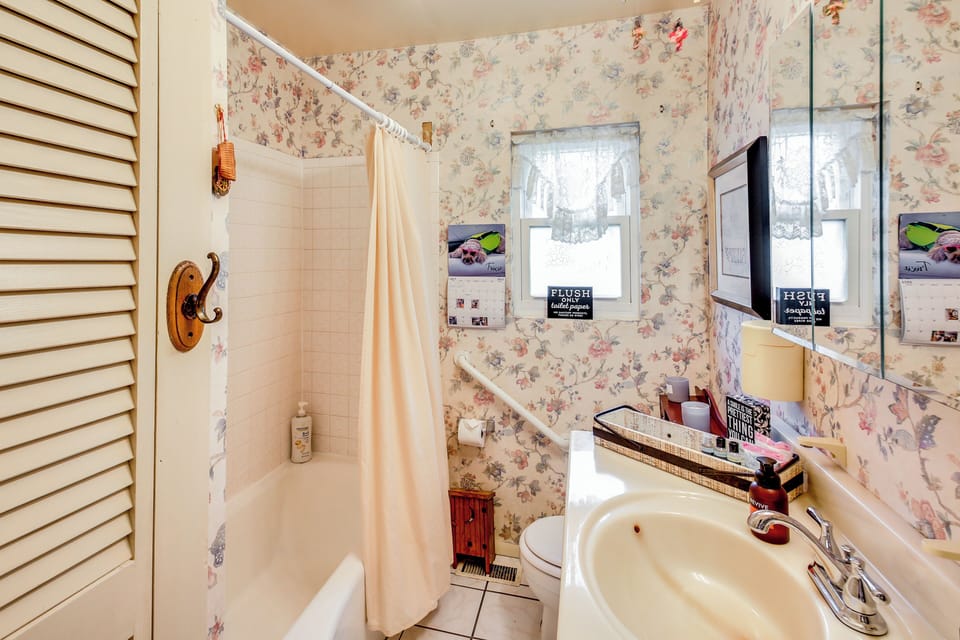 Hot Springs Vacation Rental ~ 2 Mi to Downtown Cottage in Hot Springs