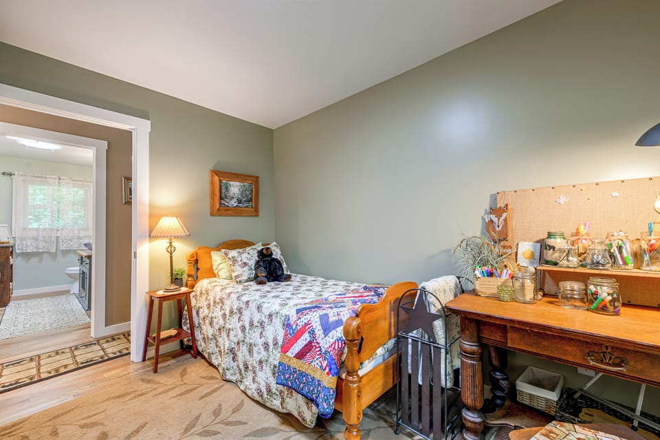 Pet-friendly Retreat w/ Mtn Views in Sylva! Cottage in North Carolina