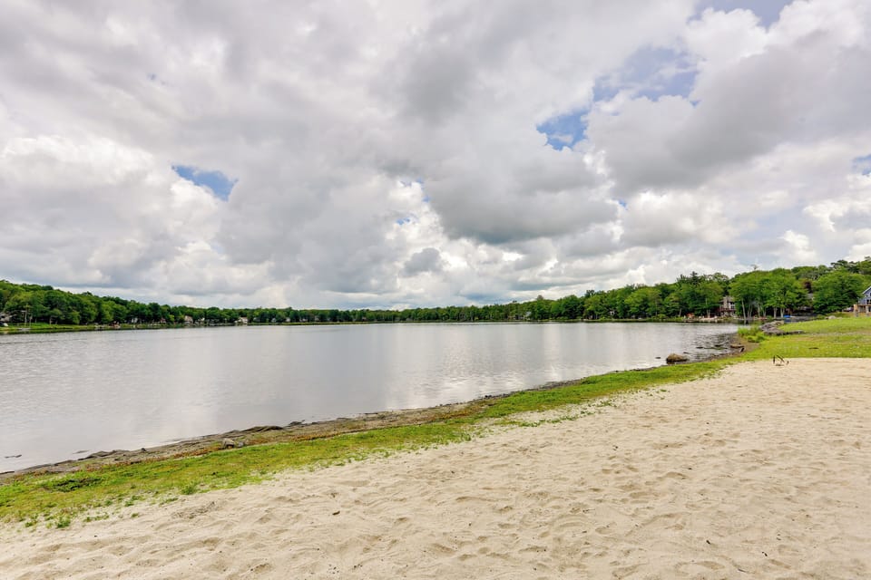 5 Mi to Tobyhanna State Park: Home w/ Game Room! Cottage in Coolbaugh Township
