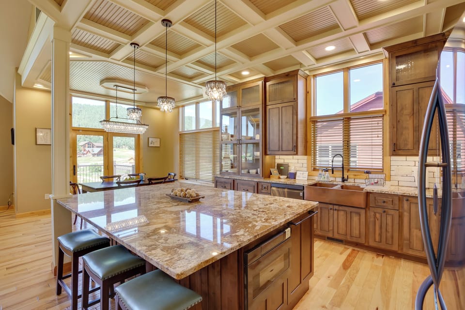 House (5 Bedrooms) | Interior