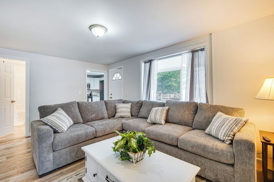 House (4 Bedrooms) | Living area