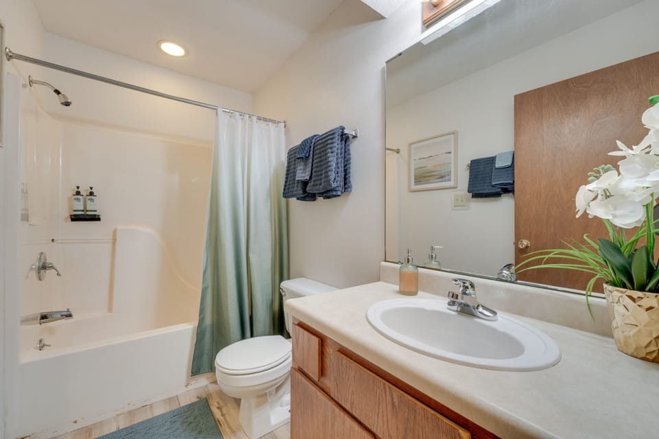 3 Mi to Silver Dollar City! Family Getaway w/ Pool Cottage in Indian Point