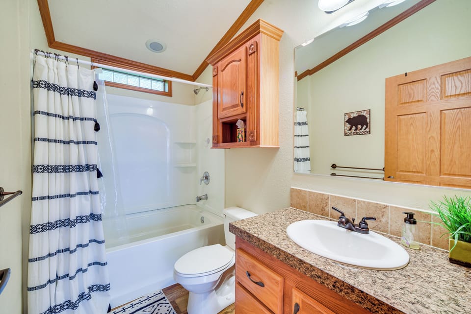 Bear Lake Nature Escape! Fish, Hike, Relax Cottage in Wisconsin