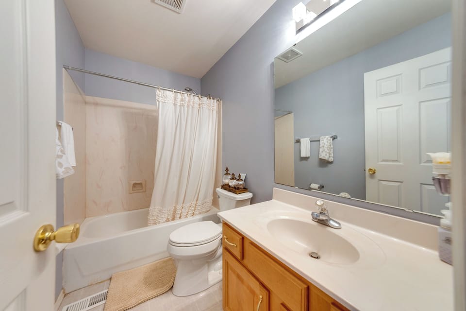 Families Welcome! Spacious O'fallon Home w/ Yard Cottage in Lake Saint Louis