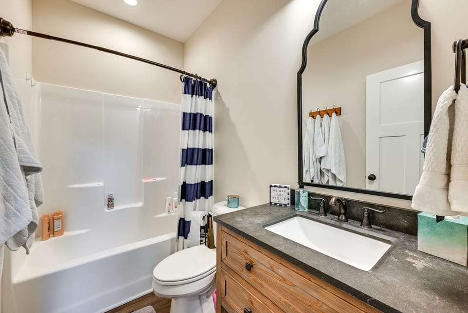 Luxe Kentucky Cabin Rental ~ 36 Mi to Mammoth Cave Cottage in Nolin Lake