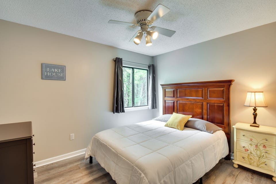 Walk to Lake Keowee: Salem Townhome w/ Deck Apartment in Lake Keowee