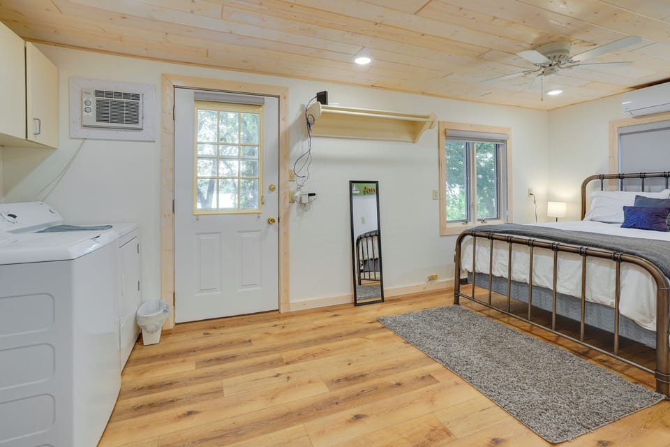 Lake Days & Sunset Rays! Spirit Lake Escape Cottage in Spirit Lake