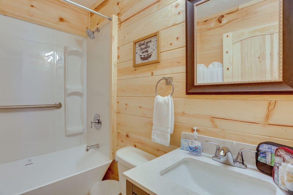 Mtn-view Gem: Flat Rock Retreat w/ Deck & Grill! Cottage in Alabama