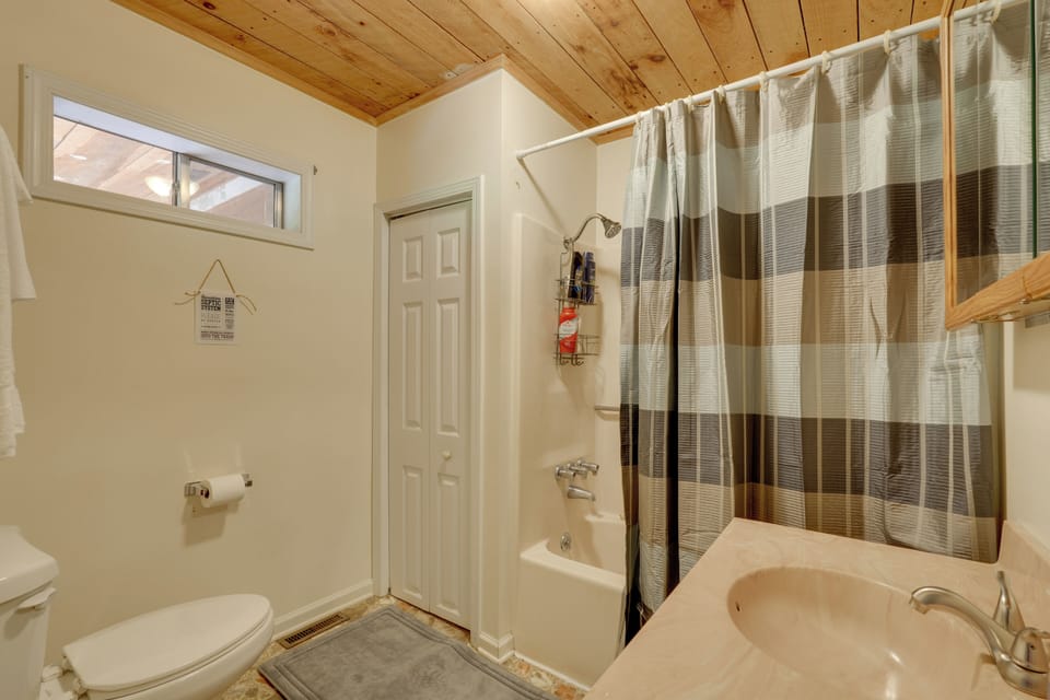 Spacious Yard + Fire Pit: Afton Family Cabin! Cottage in Cherokee Reservoir