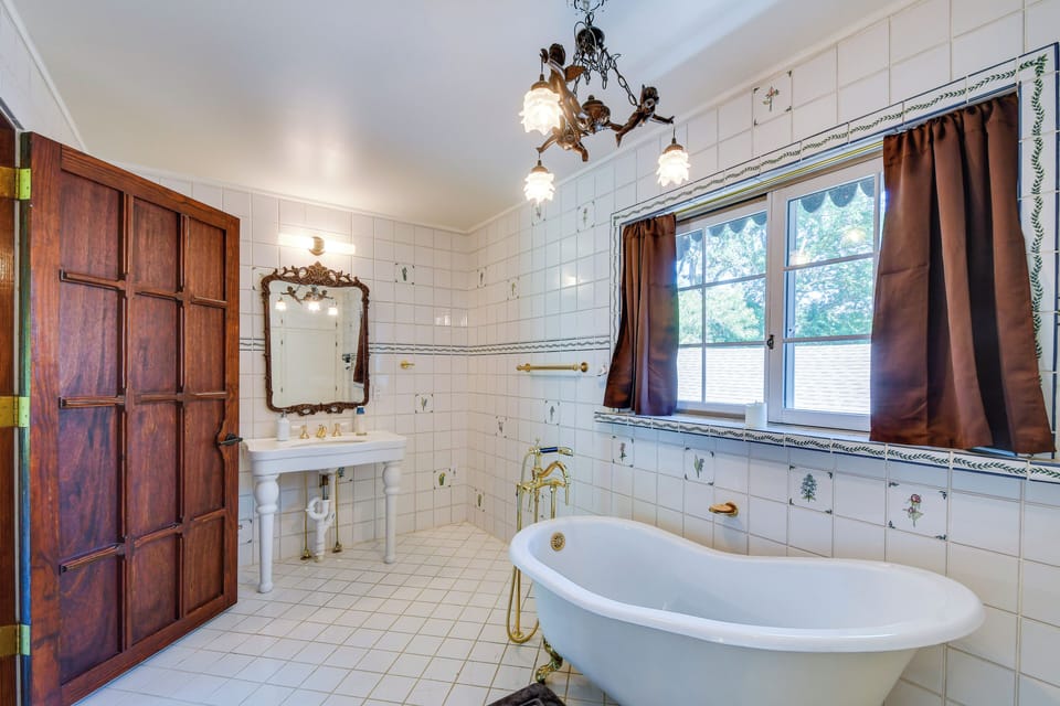 Missouri Castle w/ Private Lake, Pool & 100 Acres! Cottage in Missouri