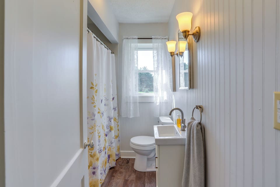 Cozy Greenwich Vacation Rental w/ Fire Pit Cottage in Ohio