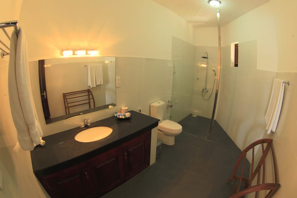 Deluxe Double Room, 1 Bedroom, Beach View | Bathroom | Shower, hair dryer