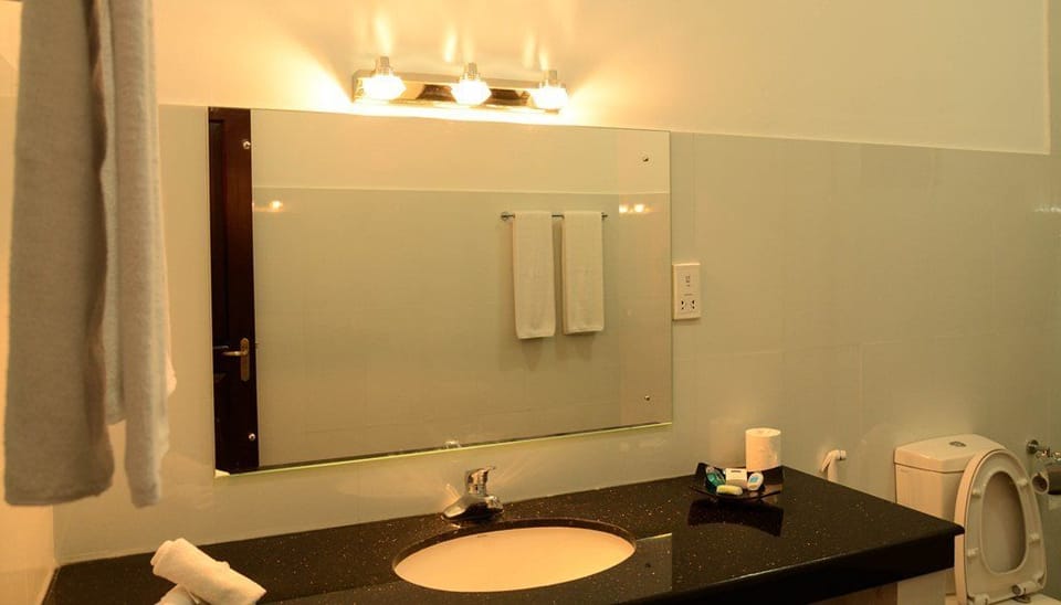 Deluxe Double Room, 1 Bedroom, Beach View | Bathroom sink