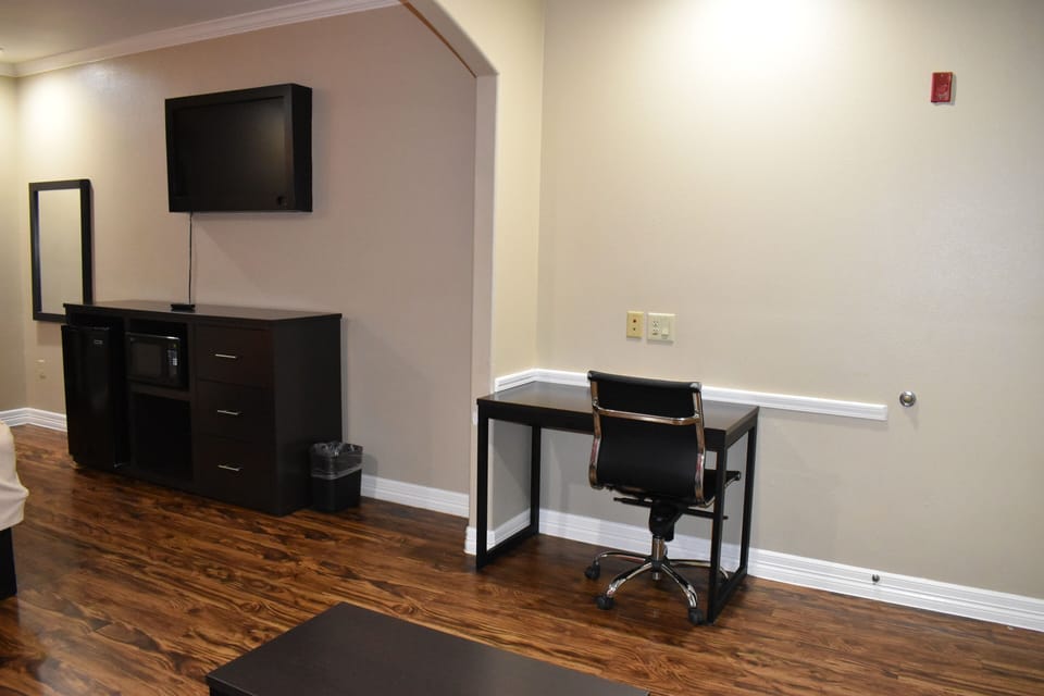 Room, 1 King Bed | Desk, iron/ironing board, free WiFi, bed sheets