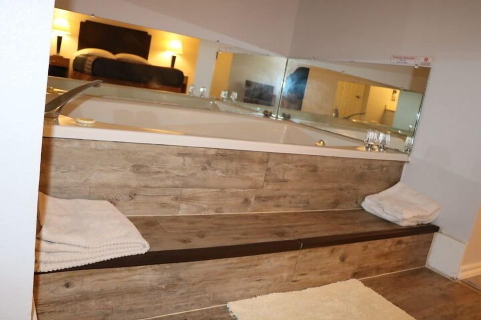 Family Suite, 2 Bedrooms, Kitchen Upstairs Only (Room number 119) | WiFi (free), bed sheets