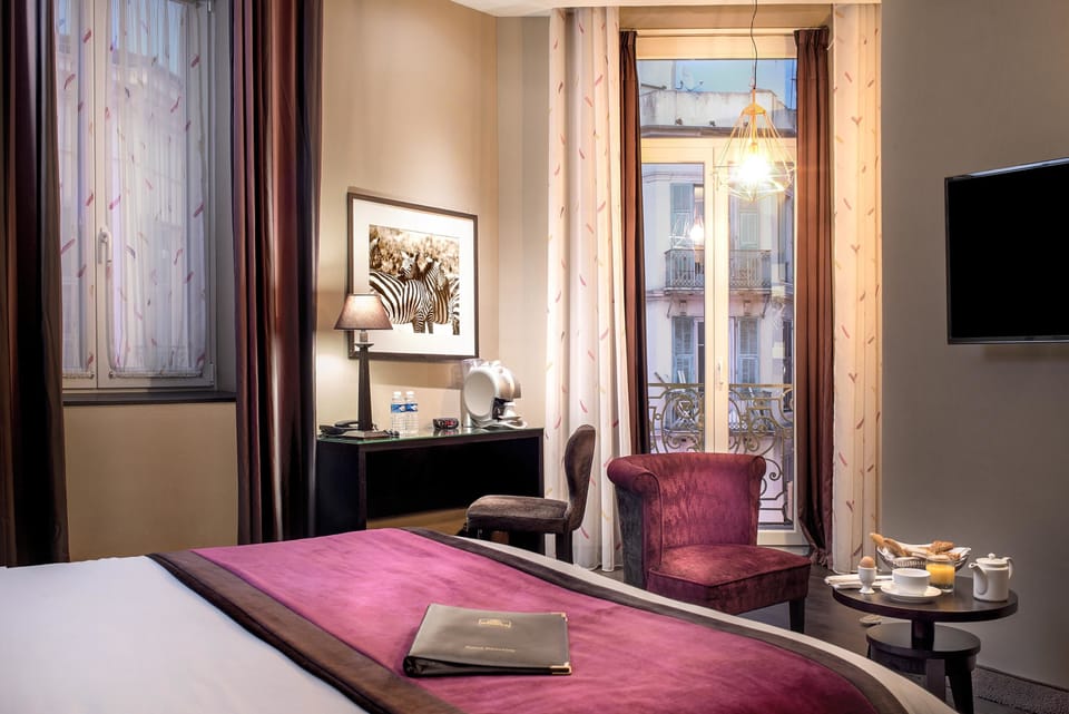 Junior Suite, 1 Queen Bed, Non Smoking, Balcony | Premium bedding, pillowtop beds, free minibar, in-room safe