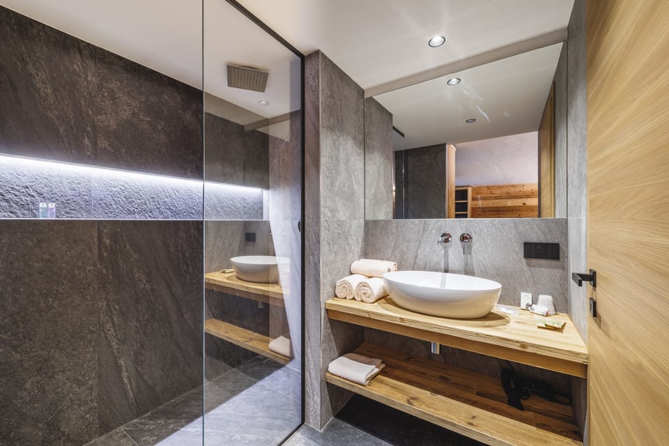 Triple Room | Bathroom | Shower, hair dryer, bidet, towels