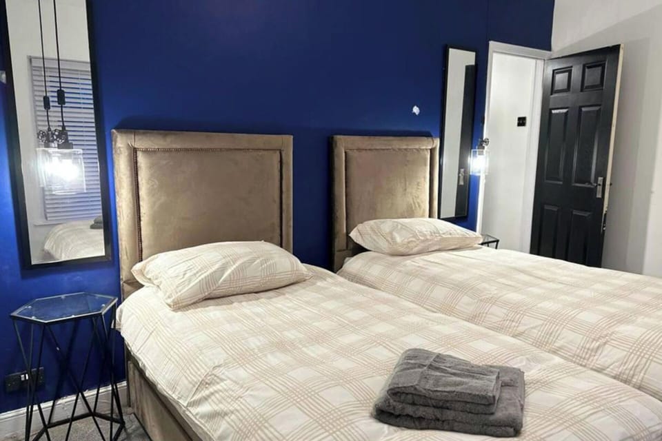 House - Sleeps 5 - Garden - Parking House in Bridgend